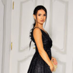 Jaki dekolt sukienki ładnie wyeksponuje biust?