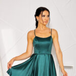 Modne sukienki w kwiaty – idealne rozwiązanie na wiosnę i lato