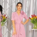 Złota sukienka na wesele – czy wypada? Zasady, okazje i stylizacje