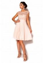 Delikatna sukienka w kolorze brzoskwiniowym. Model:IP-2461