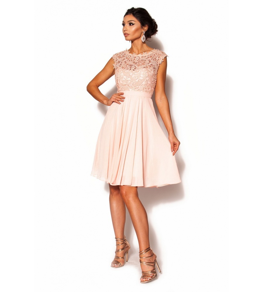 Delikatna sukienka w kolorze brzoskwiniowym. Model:IP-2461