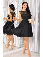 Zwiewna sukienka mini z koronkową górą w kolorze czarnym. Model: IP-3577