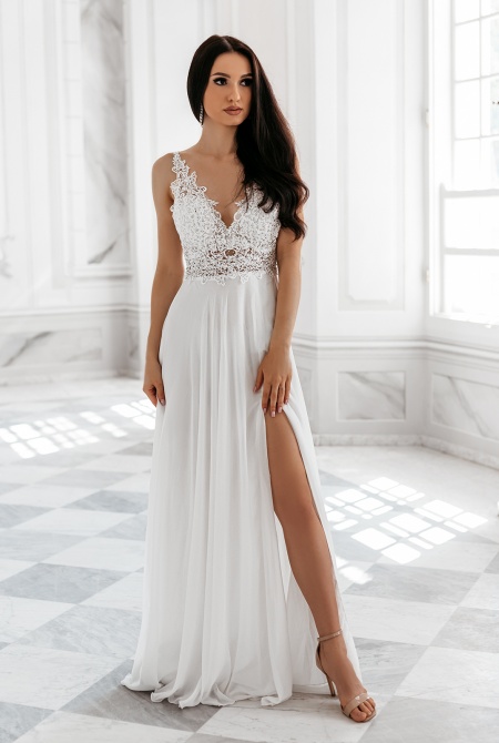 Delikatna sukienka maxi z odkrytymi plecami. Model: IP-3977