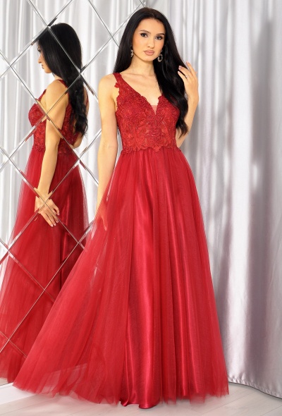 Sukienka maxi z koronkową górą i tiulowym dołem w kolorze bordowym. Model: PW-4416