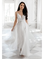 Zjawiskowa suknia ślubna ze zdobieniem na dekolcie i tiulem dołem. Model: IP-4650