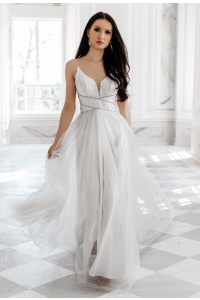 Zjawiskowa suknia ślubna ze zdobieniem na dekolcie i tiulem dołem. Model: IP-4650