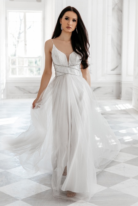 Zjawiskowa suknia ślubna ze zdobieniem na dekolcie i tiulem dołem. Model: IP-4650
