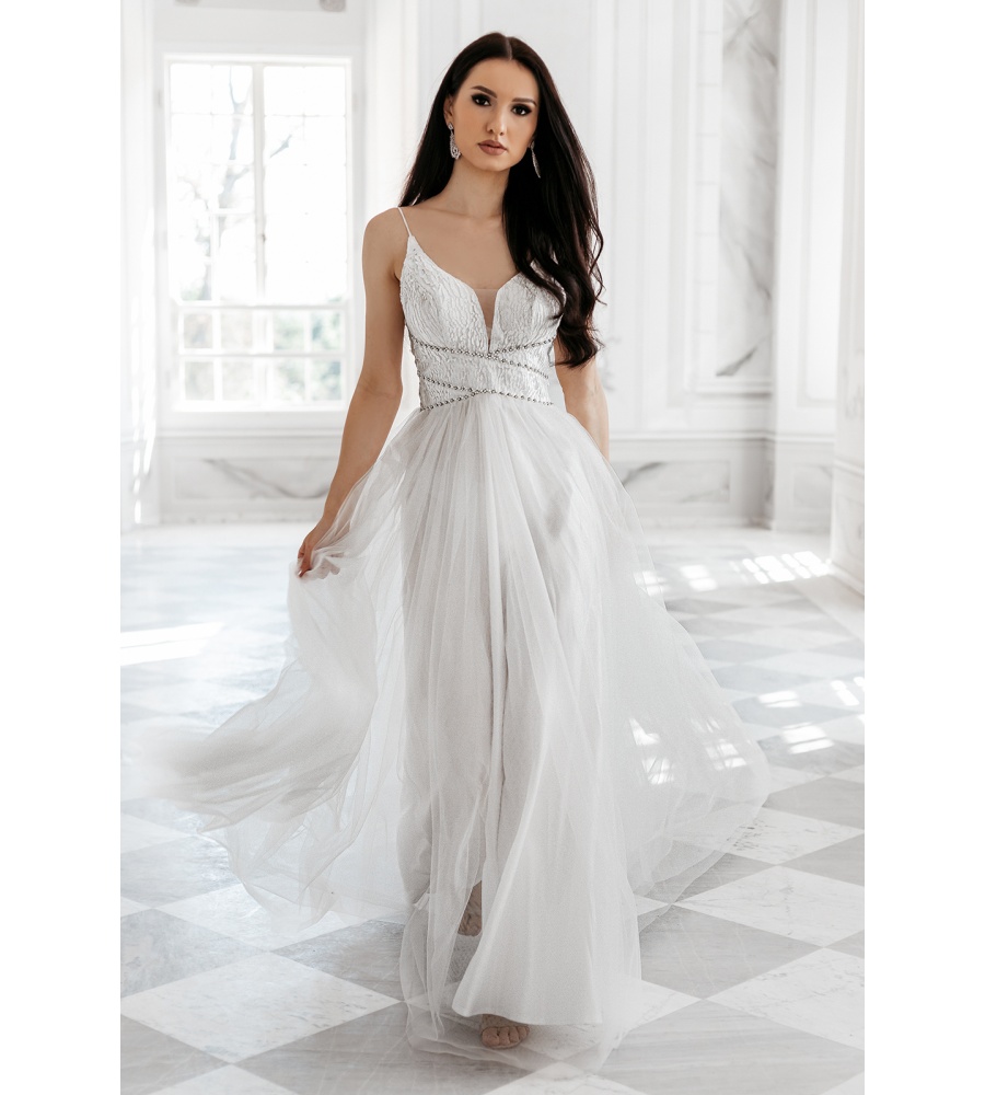 Zjawiskowa suknia ślubna ze zdobieniem na dekolcie i tiulem dołem. Model: IP-4650