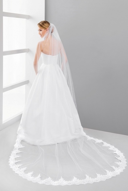 Długi welon ślubny zakończony koronką KOLOR BIAŁY Model: W131 SOFT WHITE