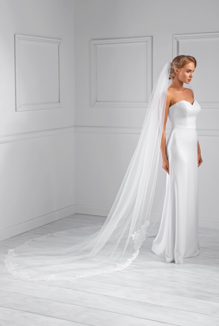 Długi biały welon zakończony koronką KOLOR BIAŁY Model: W157