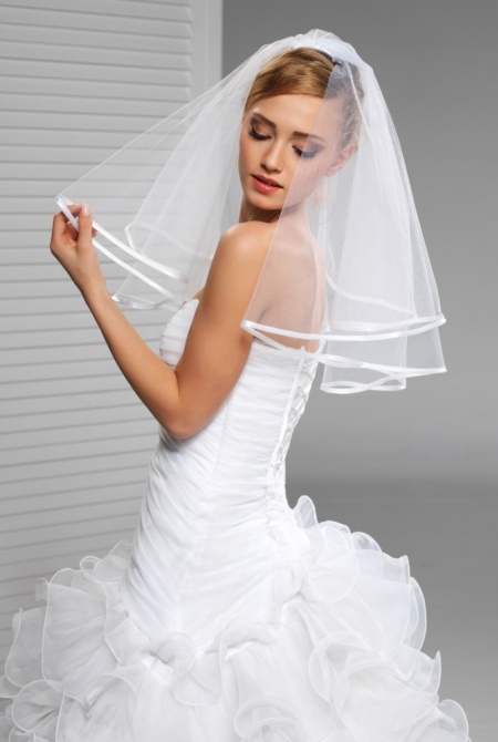 Welon ślubny zakończony lamówką KOLOR ECRU/ŚMIETANKA Model: W1 Ivory