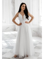 Ekskluzywna sukienka ślubna z mocno wyciętym dekoltem na cienkich ramiączkach. Model: PW-6429