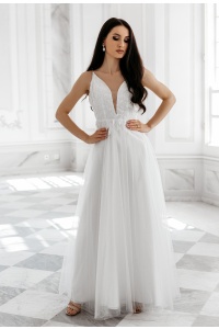 Ekskluzywna sukienka ślubna z mocno wyciętym dekoltem na cienkich ramiączkach. Model: PW-6429