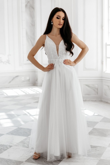 Ekskluzywna sukienka ślubna z mocno wyciętym dekoltem na cienkich ramiączkach. Model: PW-6429