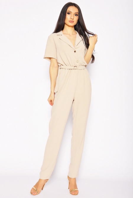 Gładki kombinezon w kolorze beżowym z materiałowym paskiem i klamrą. Model:IP-6503