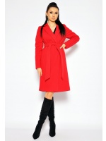 Czerwony elegancki płaszcz wiazany w pasie oraz zapinany na guziki. MODEL: RE-7088
