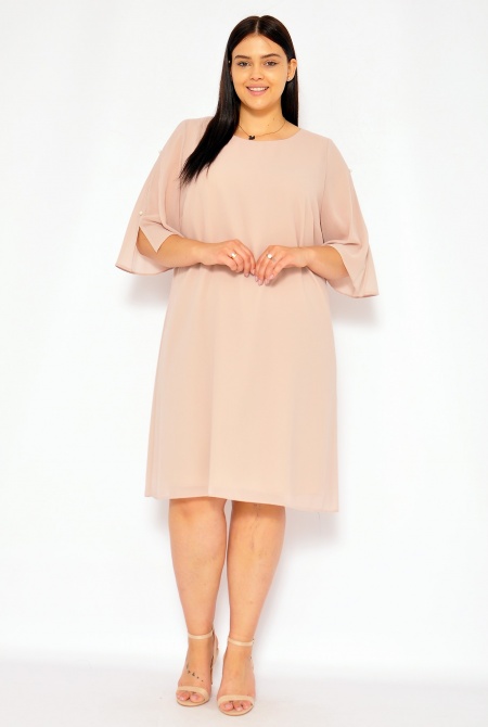 Zwiewna prosta sukienka midi z perełkami na rękawkach w kolorze beżowym. MODEL: GV-7438