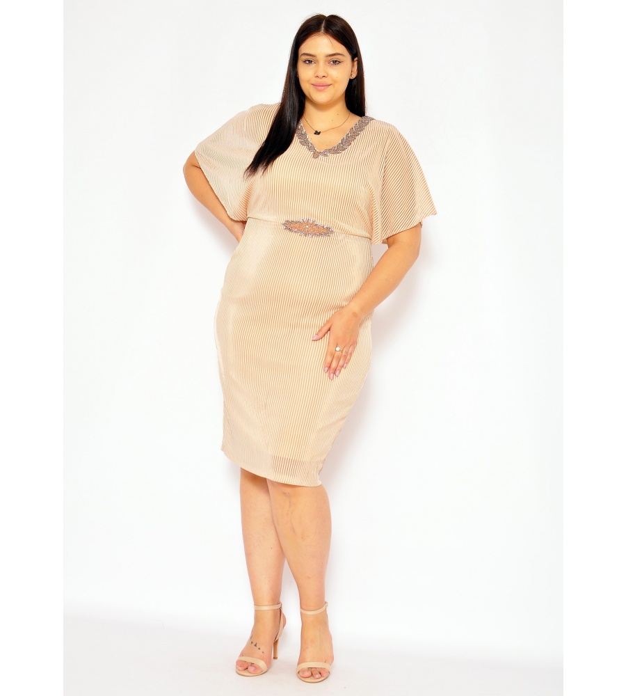 Sukienka midi z szerokim rękawkiem w kolorze brzoskwiniowym . MODEL:CU-7449