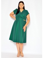 Sukienka rozkloszowana midi z łańcuszekiem z boku w kolorze butelkowej zieleni. MODEL:RE-7460