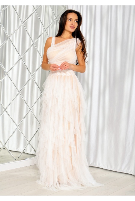 Sukienka maxi na jedno ramię tiulowa z szarpanym dołem w kolorze beżowo-białym. MODEL:IP-7499