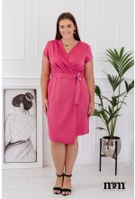 Elegancka sukienka z kopertowym dekoltem i paskiem w talii w kolorze różowym .MODEL:DN-7658