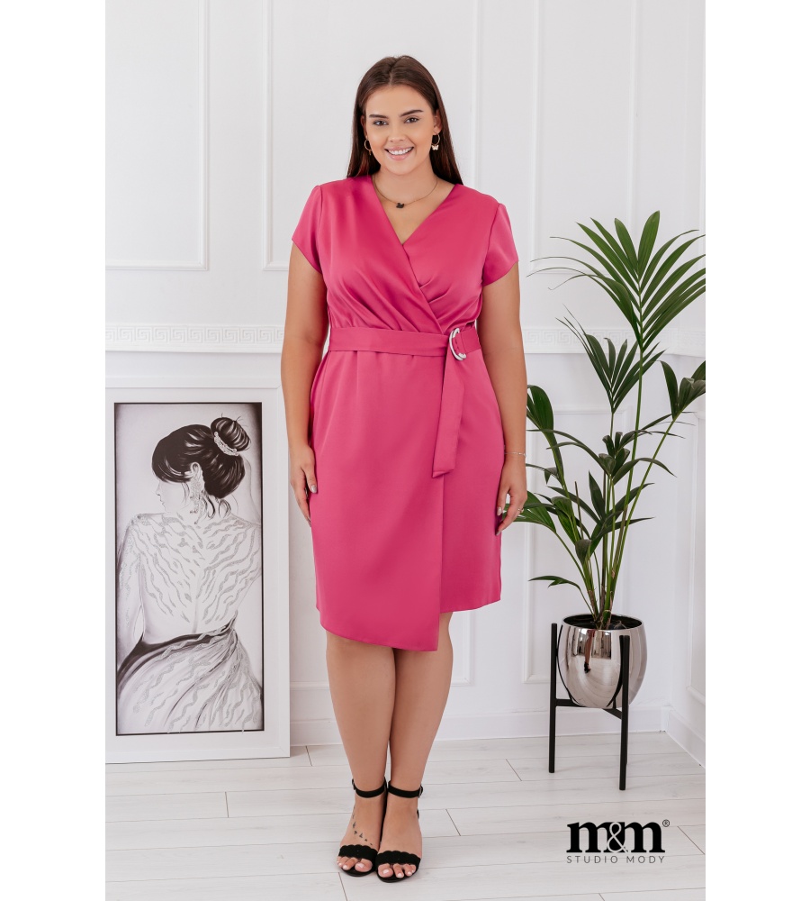 Elegancka sukienka z kopertowym dekoltem i paskiem w talii w kolorze różowym .MODEL:DN-7658