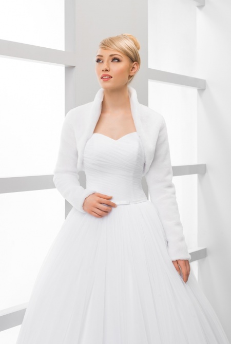 Bolerko futrzane w kolorze białym z długim rękawem.MODEL:B168 WHITE