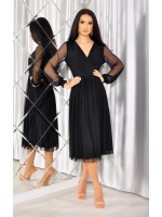 Sukienka midi lekko rozkloszowana w kolorze czarnym. Model: KM-7816