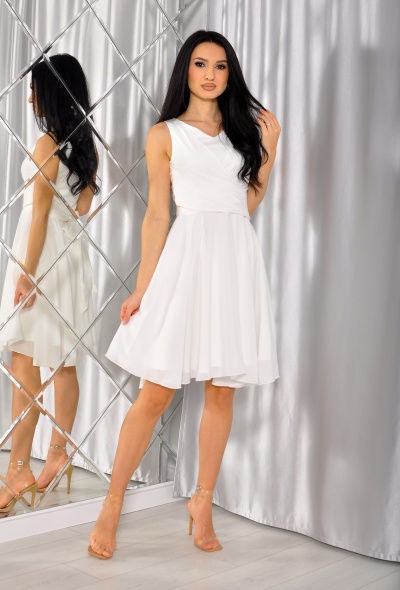 Rozkloszowana sukienka midi przewiązywana na dekolcie w kolorze białym. MODL:TES-7834