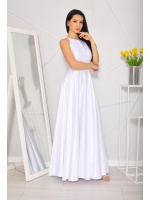 Rozkloszowana satynowa sukienka maxi z zabudowanym dekoltem oraz otwartymi plecami w kolorze białym. Model: PW-7844