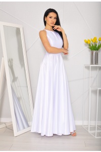Rozkloszowana satynowa sukienka maxi z zabudowanym dekoltem oraz otwartymi plecami w kolorze białym. Model: PW-7844