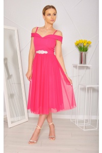 Sukienka midi w kolorze fuksji z opadającymi ramionami z paskiem z diamentami.MODEL:LR-7936