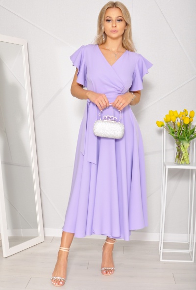 Sukienka midi motylek w kolorze liliowym z delikatnymi falbankami przy rękawach. Model: KM-8124