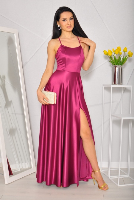 Satynowa sukienka maxi z wiązaniem na plecach i okragłym dekoltem w kolorze malinowym. Model: KM-8186