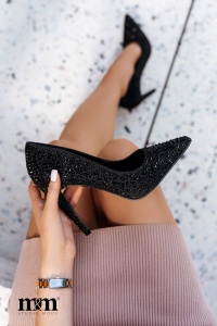 SZPILKI W CAŁOŚCI POKRYTE DŻETAMI W KOLORZE CZARNYM. MODEL: YES-2641 BLACK