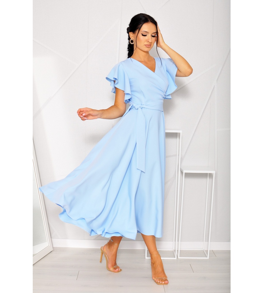 Sukienka midi motylek w kolorze błękitnym z delikatnymi falbankami przy rękawach. MODEL: KM-8320