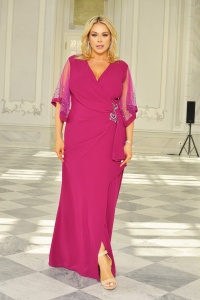 Efektowna MAXI z marszczeniem w talii oraz szerokimi rękawkami w kolorze CIEMNEJ FUKSJI. Model: CU-8515