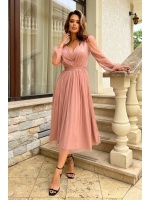 Tiulowa sukienka midi pokryta brokatem w kolorze pudrowego różu. BC-8557