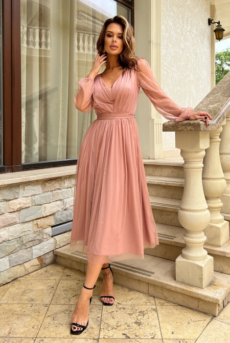 Tiulowa sukienka midi pokryta brokatem w kolorze pudrowego różu. BC-8557