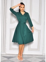 Rozkloszowana sukienka midi z kopertowm dekoltem w kolorze BUTELKOWEJ ZIELENI. Model: KB-8595