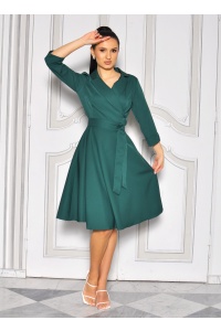 Rozkloszowana sukienka midi z kopertowm dekoltem w kolorze BUTELKOWEJ ZIELENI. Model: KB-8595