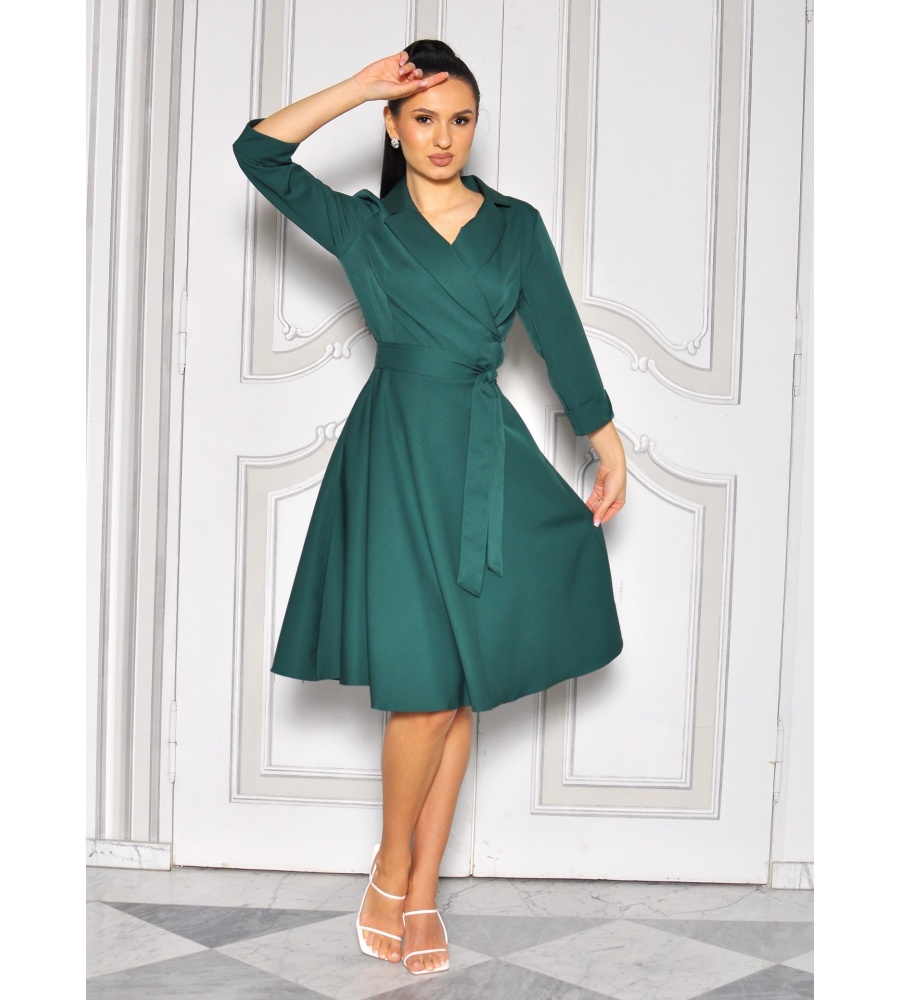 Rozkloszowana sukienka midi z kopertowm dekoltem w kolorze BUTELKOWEJ ZIELENI. Model: KB-8595