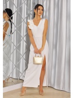 Sukienka maxi ze zdobieniem na ramieniu w kolorze białym. Model: KM-8621