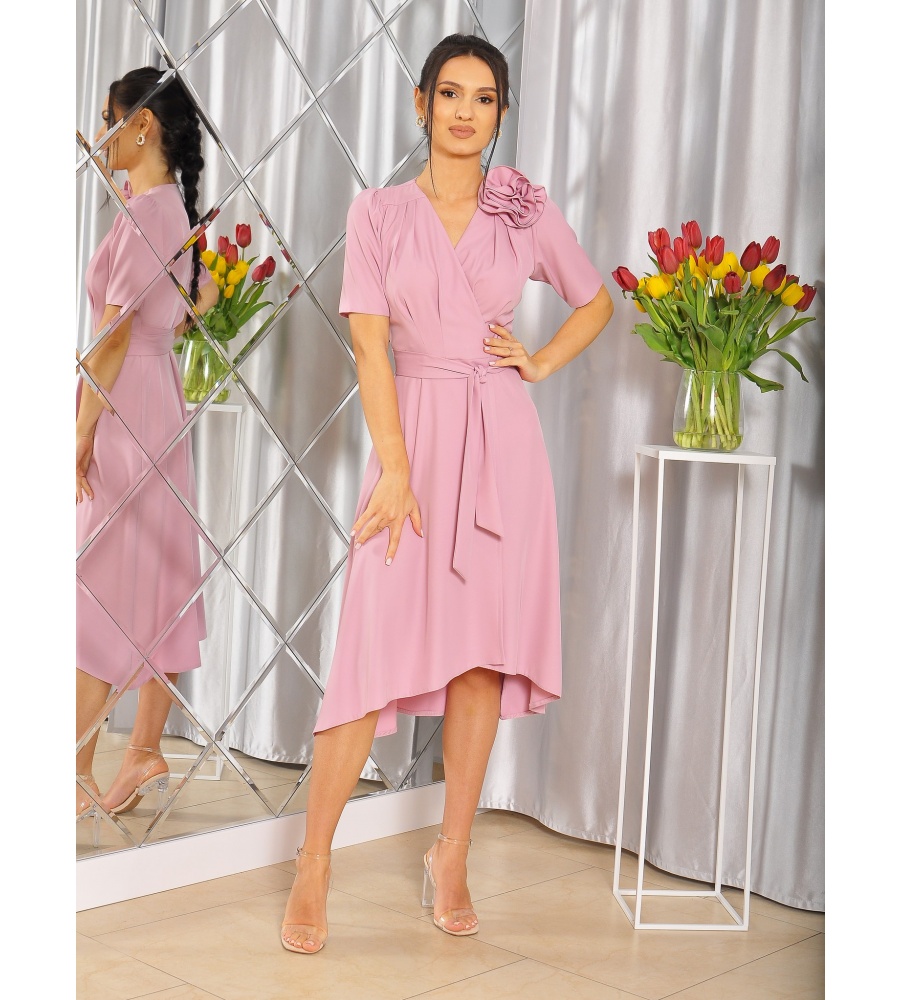 Sukienka midi asymetryczna wiązana po boku w kolorze RÓŻOWYM z różą. MODEL: EB-8671