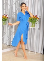 Sukienka midi asymetryczna wiązana po boku w kolorze JEANSOWYM z różą. MODEL: EB-8673