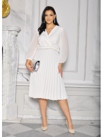 Sukienka midi plisowana w kolorze białym. Model BM-8740