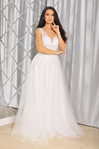 SUKIENKA ŚLUBNA BOGATO ZDOBIONA Z DEKOLTEM V I TIULOWYM DOŁEM. Model: PW-8745