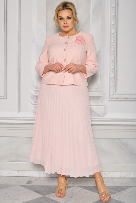 Szykowny komplet ze spódncą i żakietem w kolorze pudrowego różu. Model: IP-8800