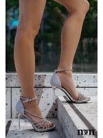 Brokatowe sandałki z cyrkoniowymi paskami w kolorze srebrnym. Model: 338-6Y SILVER