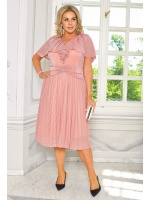 Sukienka w kolorze rózowym falbanką na dekolcie. MODEL:CU-8863